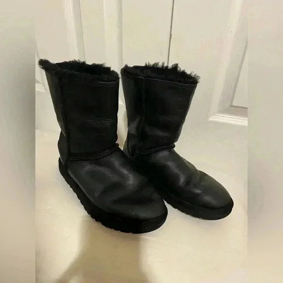 UGG Australia Classic Zip Black Leather Boots size 6 - Picture 1 of 14
